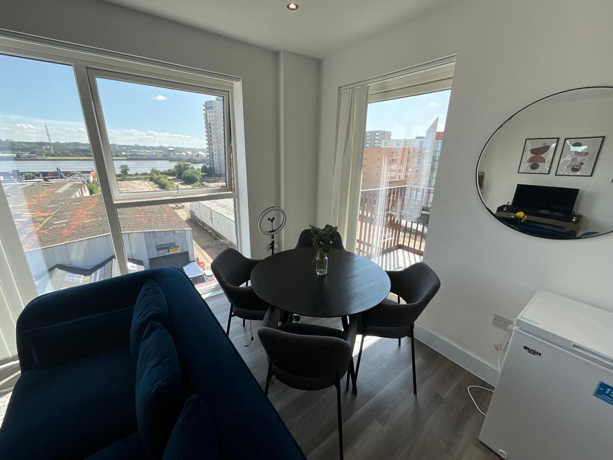 Deluxe Double Bed In Shared Apt Near Canary Wharf, City Airport & O2 Arena With Thames View London Ngoại thất bức ảnh