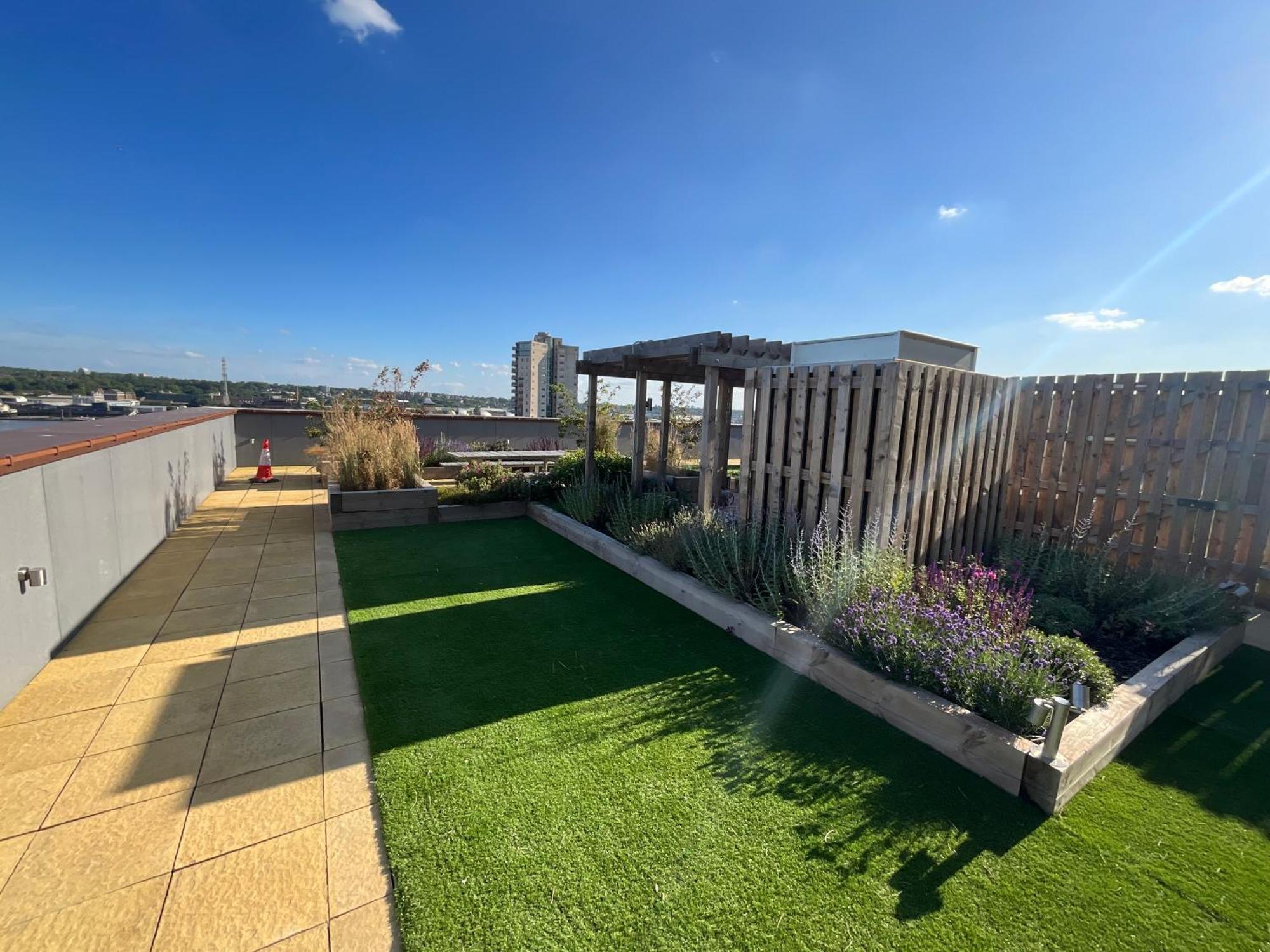 Deluxe Double Bed In Shared Apt Near Canary Wharf, City Airport & O2 Arena With Thames View London Ngoại thất bức ảnh