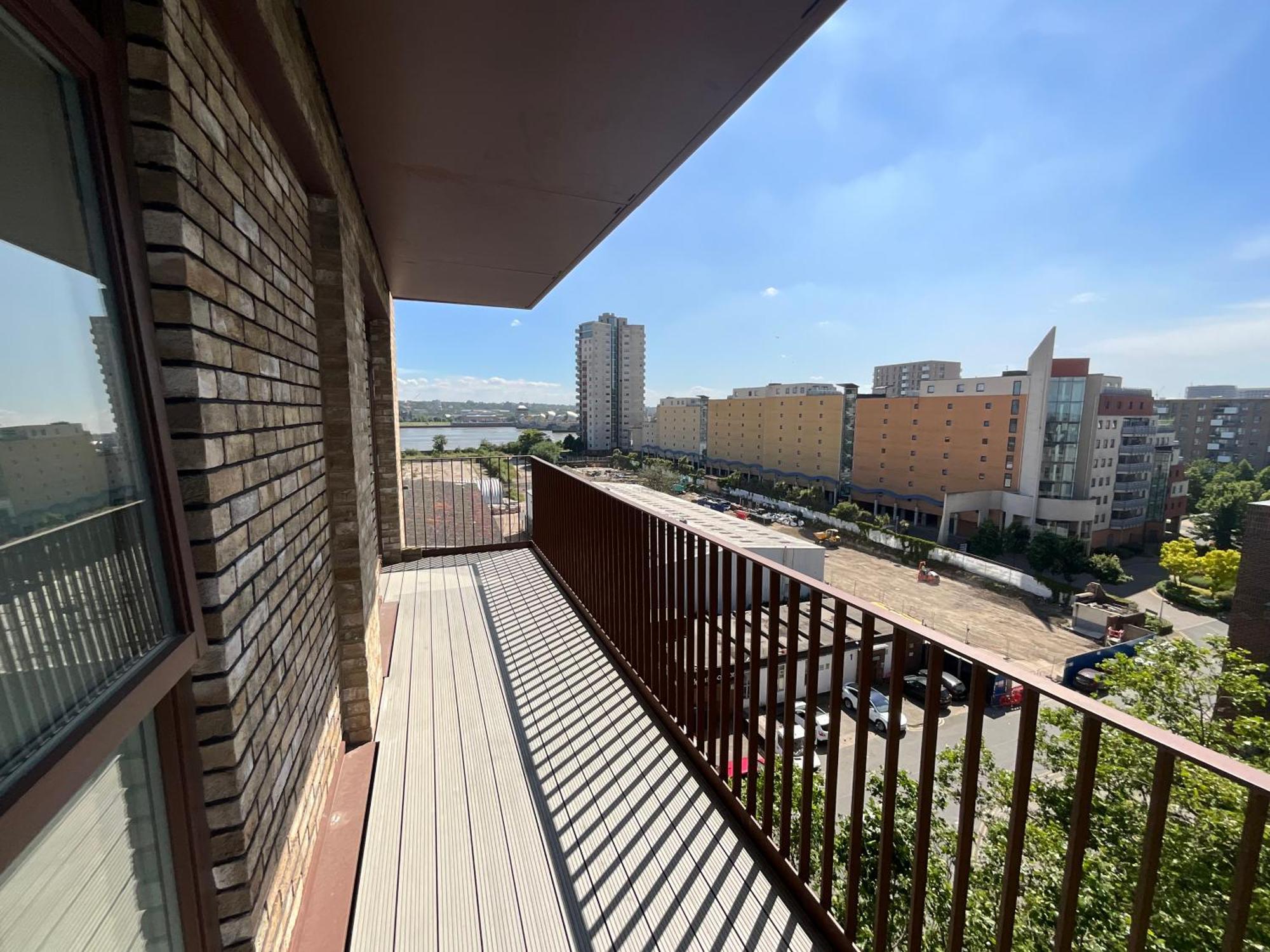 Deluxe Double Bed In Shared Apt Near Canary Wharf, City Airport & O2 Arena With Thames View London Ngoại thất bức ảnh