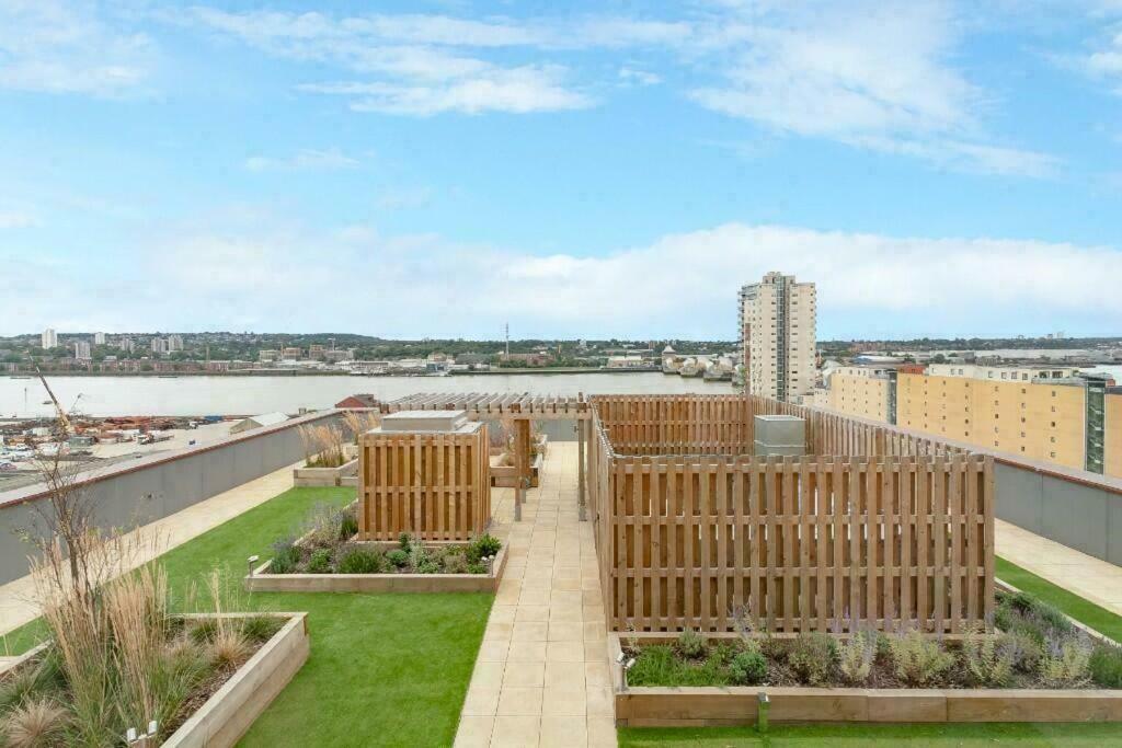 Deluxe Double Bed In Shared Apt Near Canary Wharf, City Airport & O2 Arena With Thames View London Ngoại thất bức ảnh