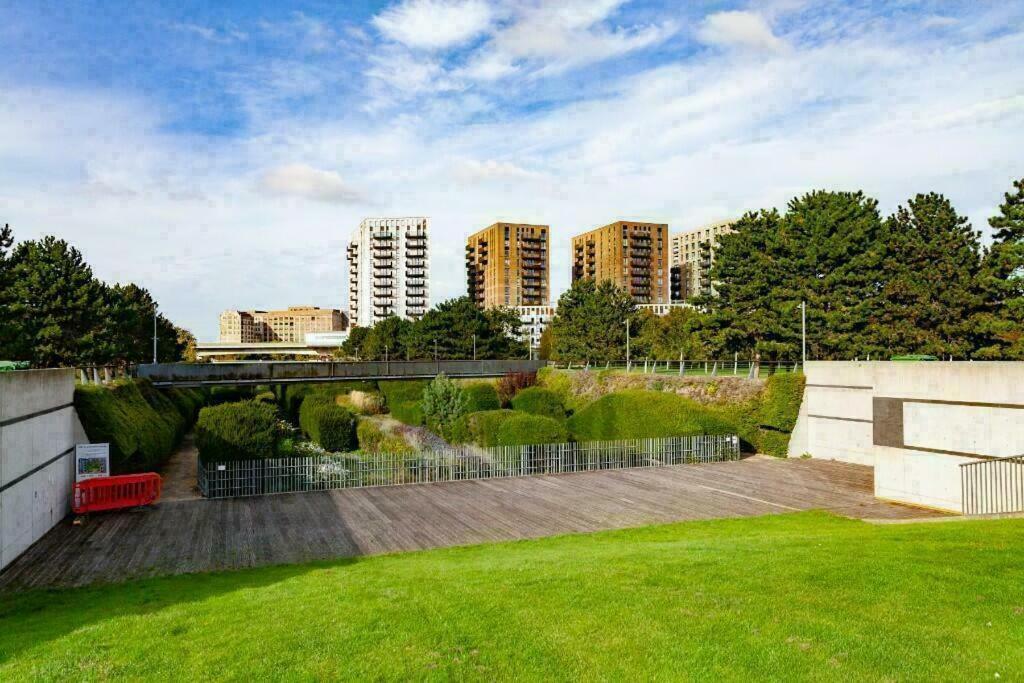 Deluxe Double Bed In Shared Apt Near Canary Wharf, City Airport & O2 Arena With Thames View London Ngoại thất bức ảnh