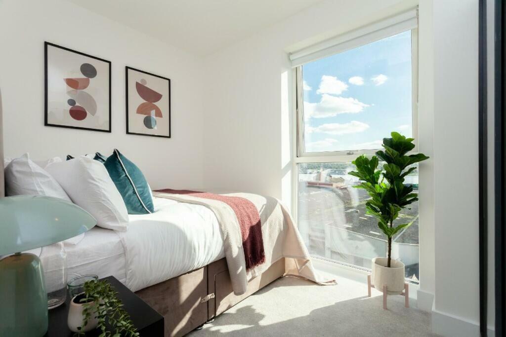 Deluxe Double Bed In Shared Apt Near Canary Wharf, City Airport & O2 Arena With Thames View London Ngoại thất bức ảnh