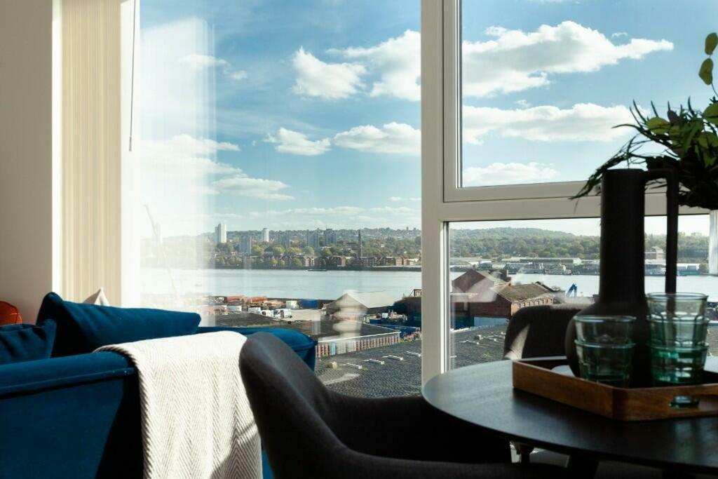 Deluxe Double Bed In Shared Apt Near Canary Wharf, City Airport & O2 Arena With Thames View London Ngoại thất bức ảnh