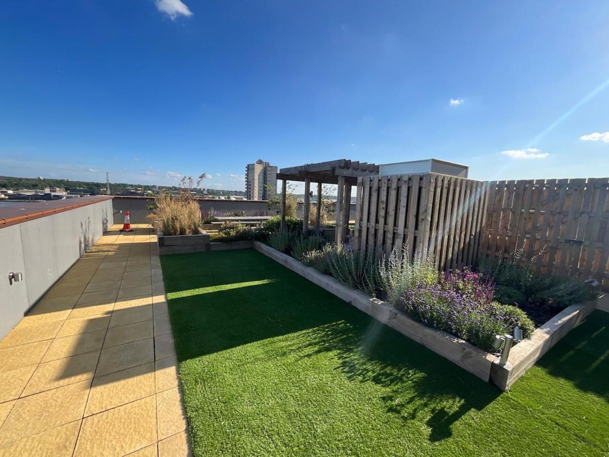 Deluxe Double Bed In Shared Apt Near Canary Wharf, City Airport & O2 Arena With Thames View London Ngoại thất bức ảnh
